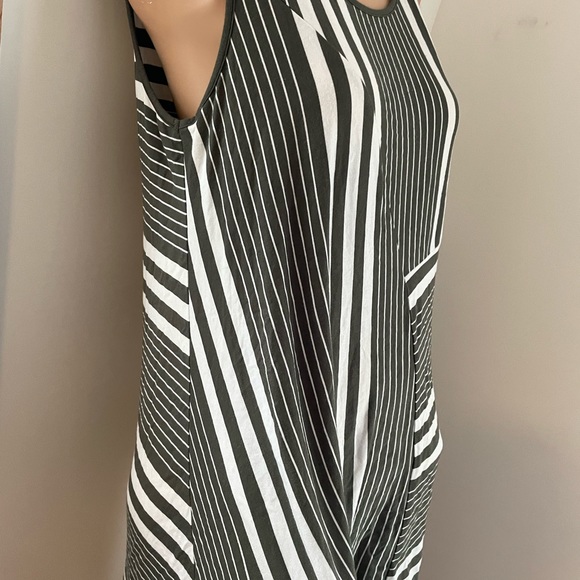 20-24” PTP 🌺 L XL White grey/olive striped summer tunic asymmetric - Picture 3 of 7
